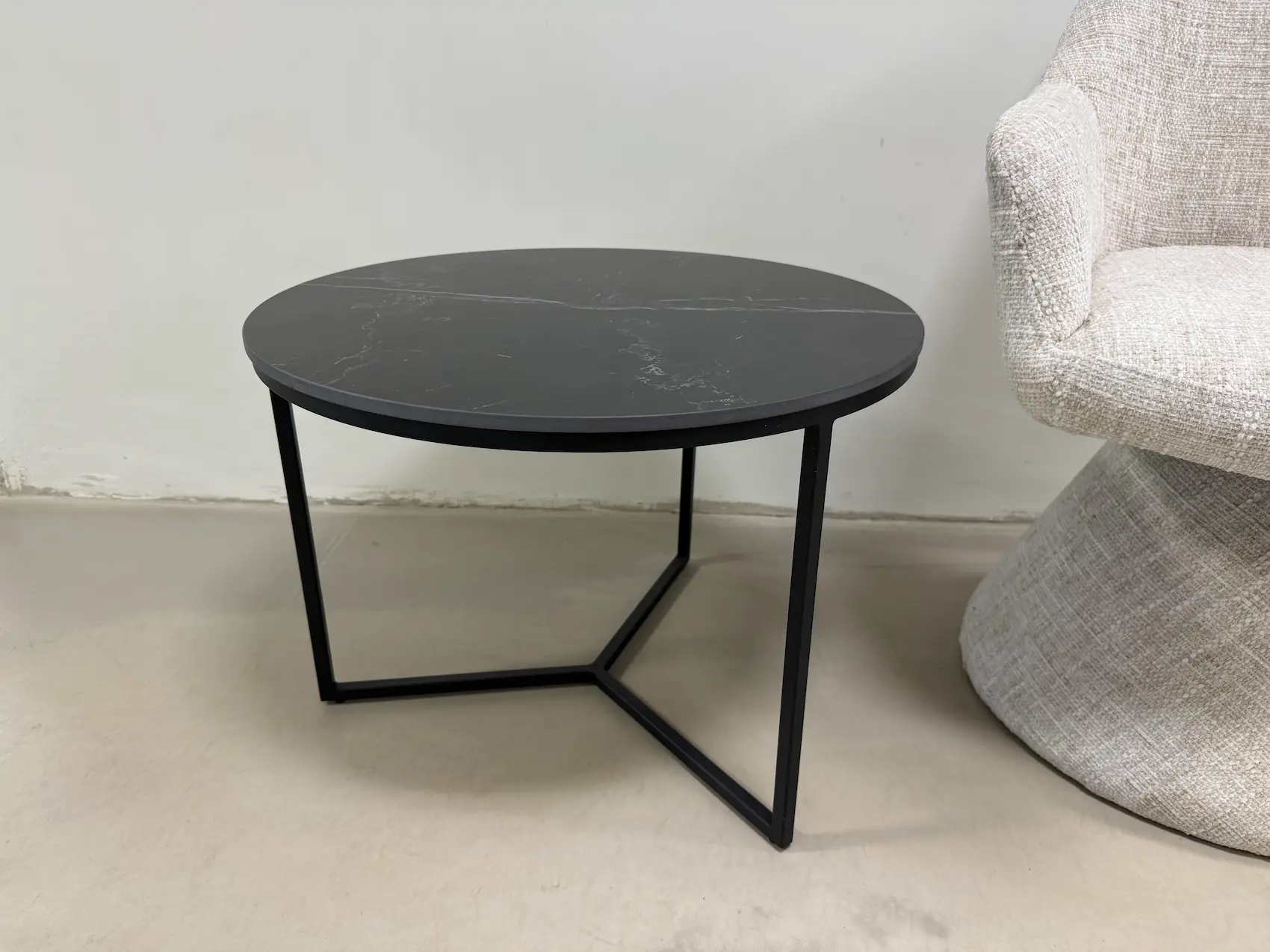 juodas apvalus kavos staliukas cosmo – 60xh43 cm