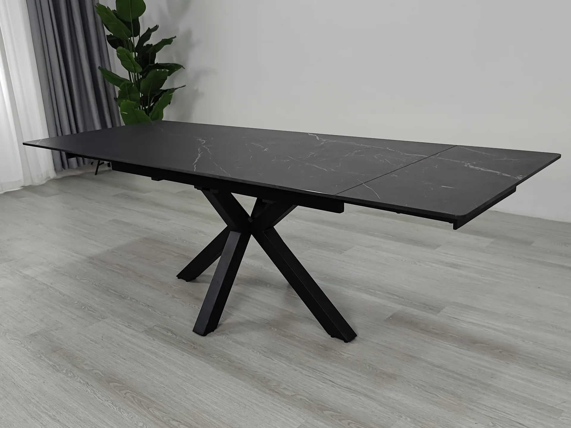 juodas ištraukiamas stalas otto black 160 (200 240)x90xh76 cm