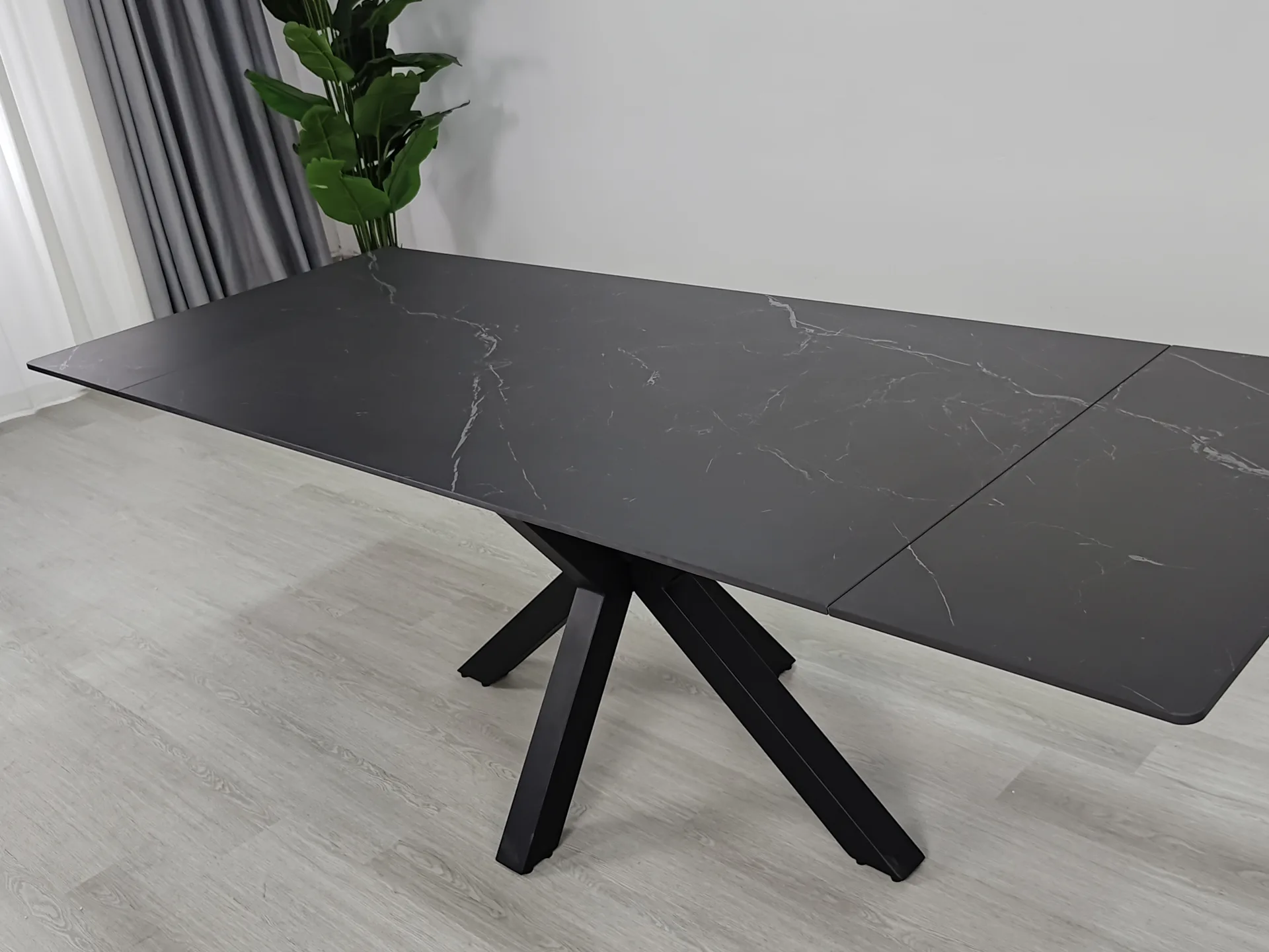 juodas ištraukiamas stalas otto black 160 (200 240)x90xh76 cm