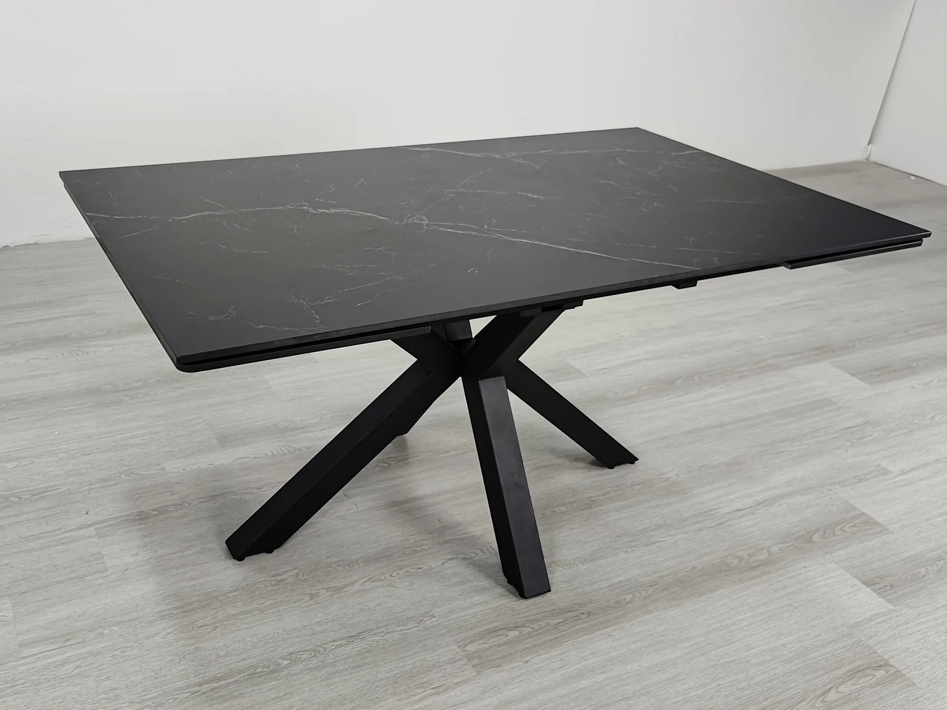 juodas ištraukiamas stalas otto black 160 (200 240)x90xh76 cm