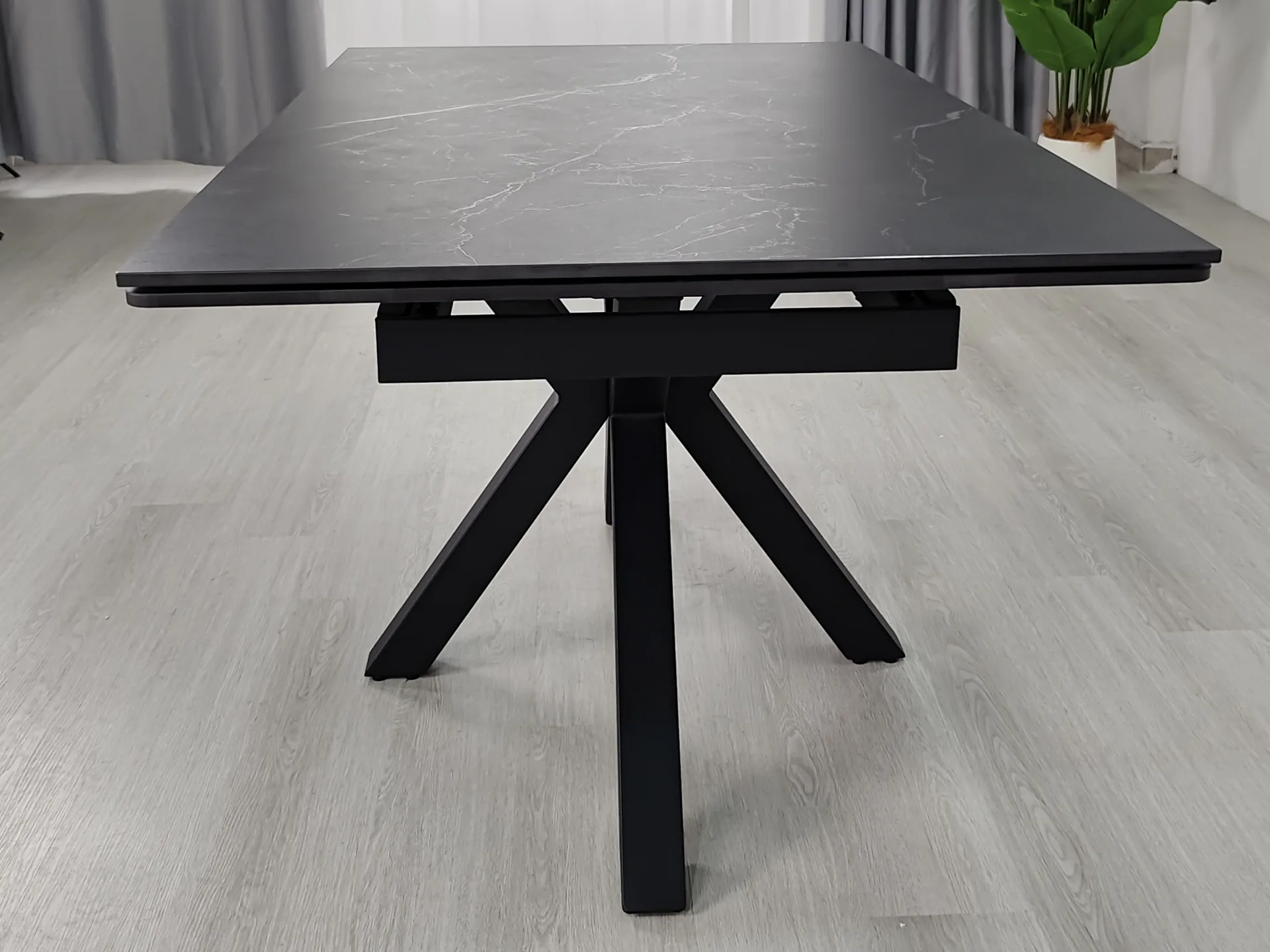juodas ištraukiamas stalas otto black 160 (200 240)x90xh76 cm