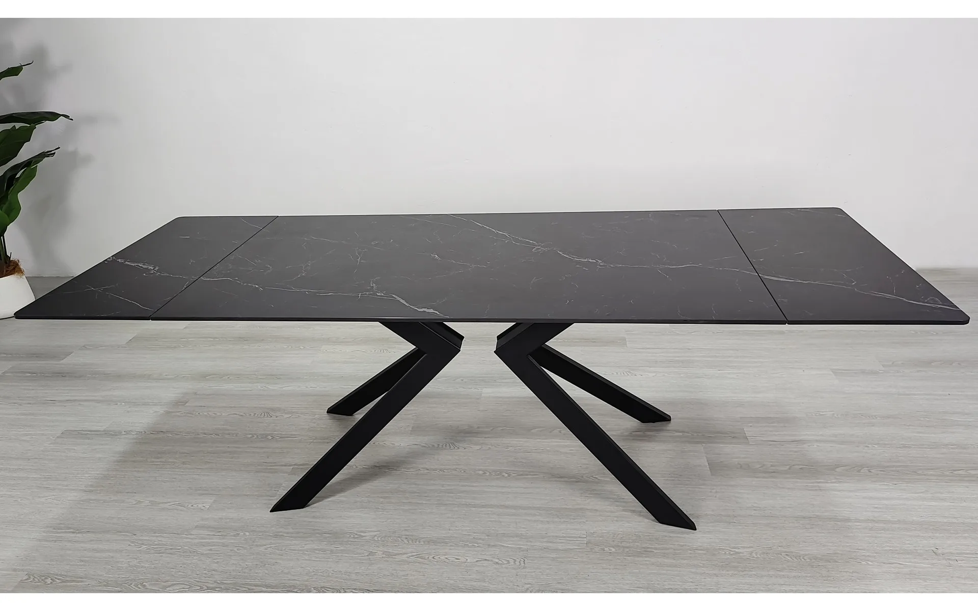 juodas itališkas valgomojo stalas flame 160 (200 240)x90xh76 cm