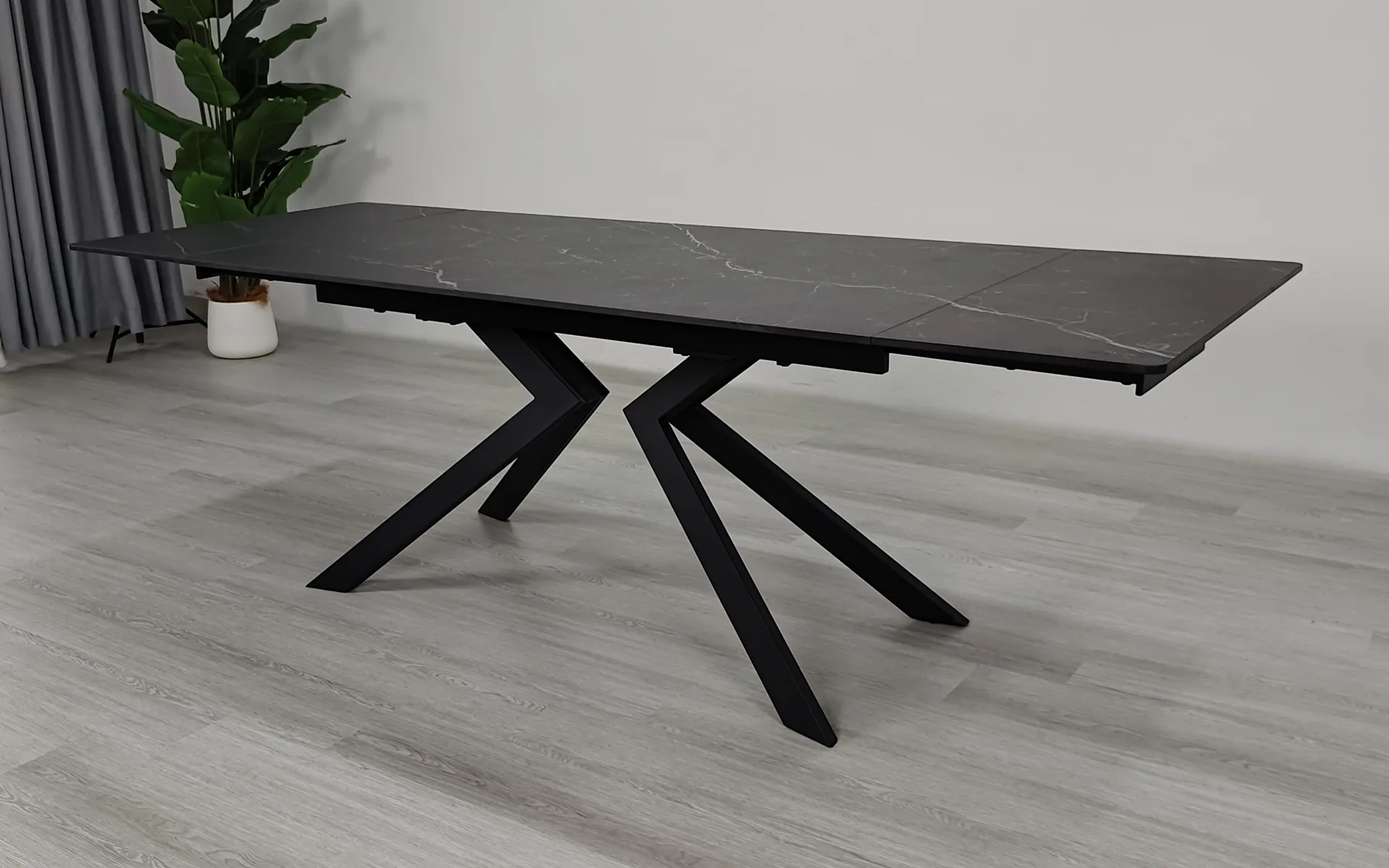 juodas itališkas valgomojo stalas flame 160 (200 240)x90xh76 cm