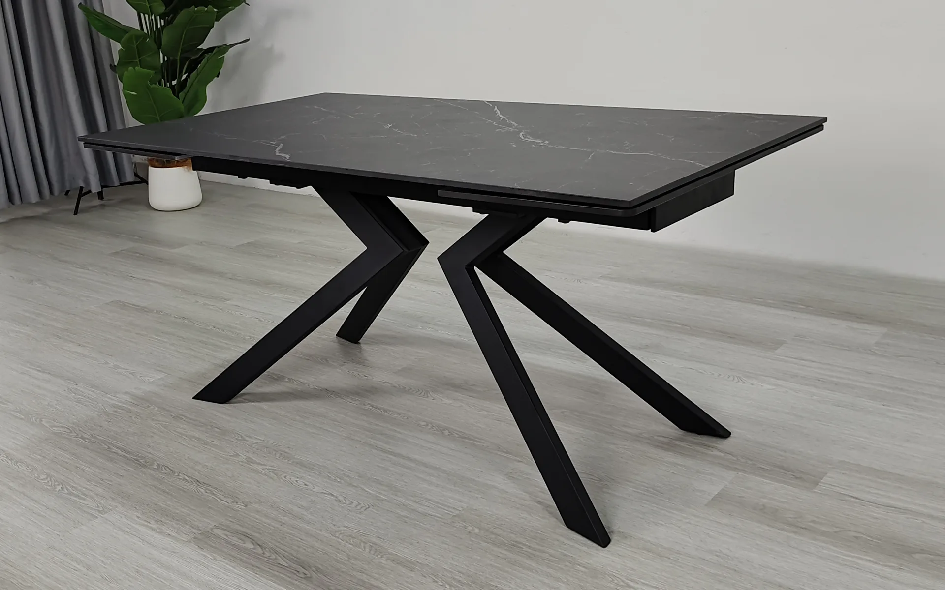 juodas itališkas valgomojo stalas flame 160 (200 240)x90xh76 cm
