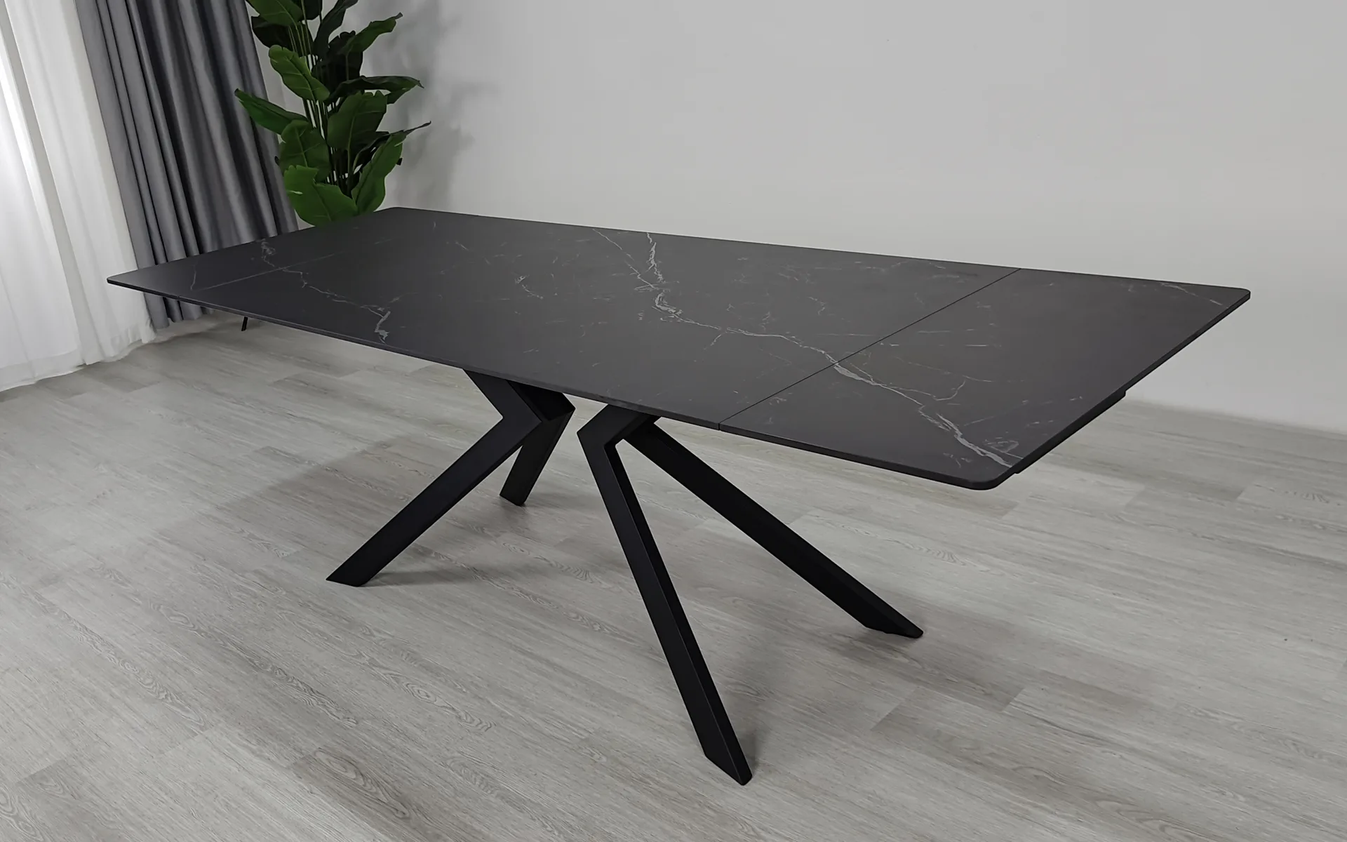 juodas itališkas valgomojo stalas flame 160 (200 240)x90xh76 cm