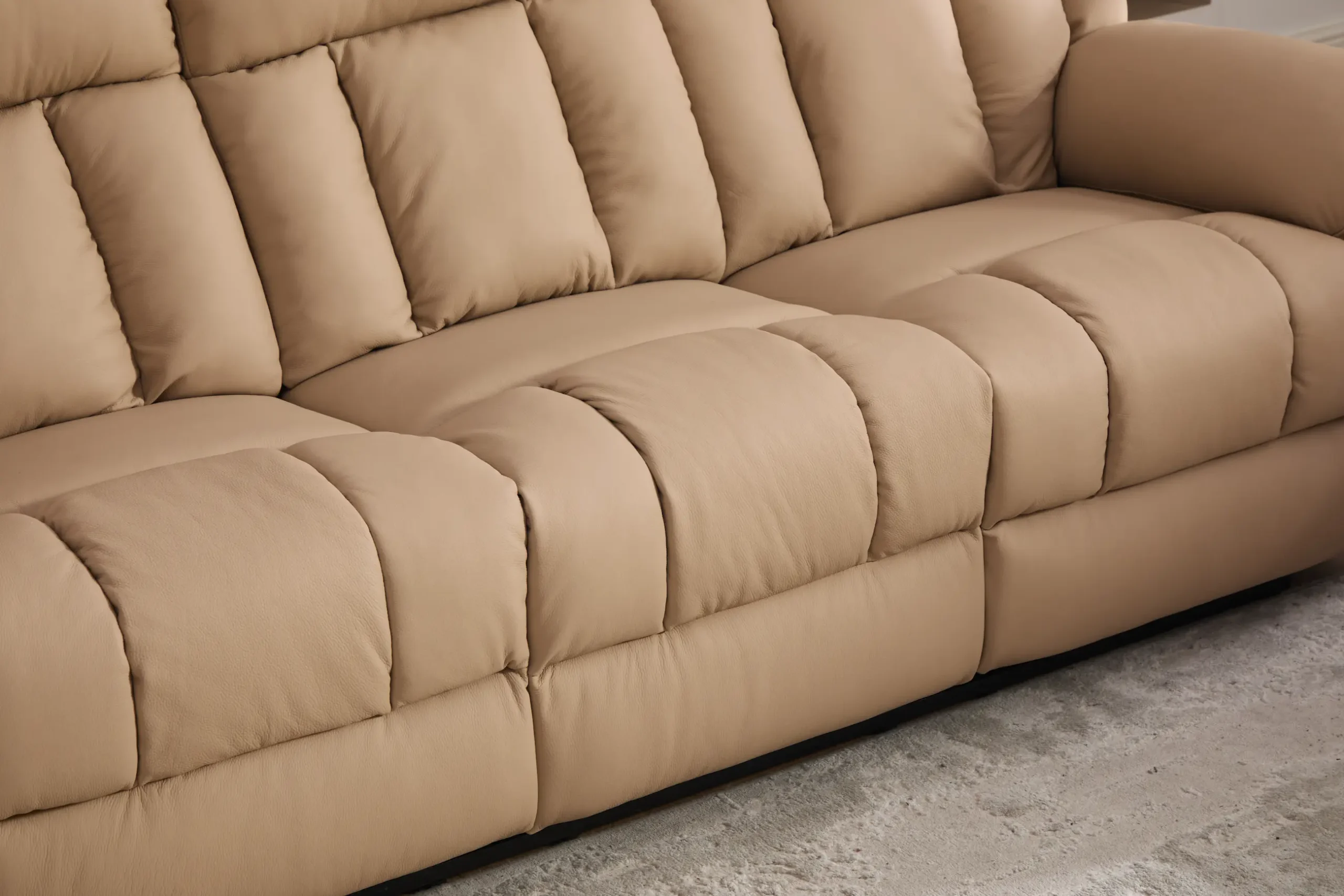 trivietė odinė sofa su reglaineriais boss beige – 217x96xh107 cm
