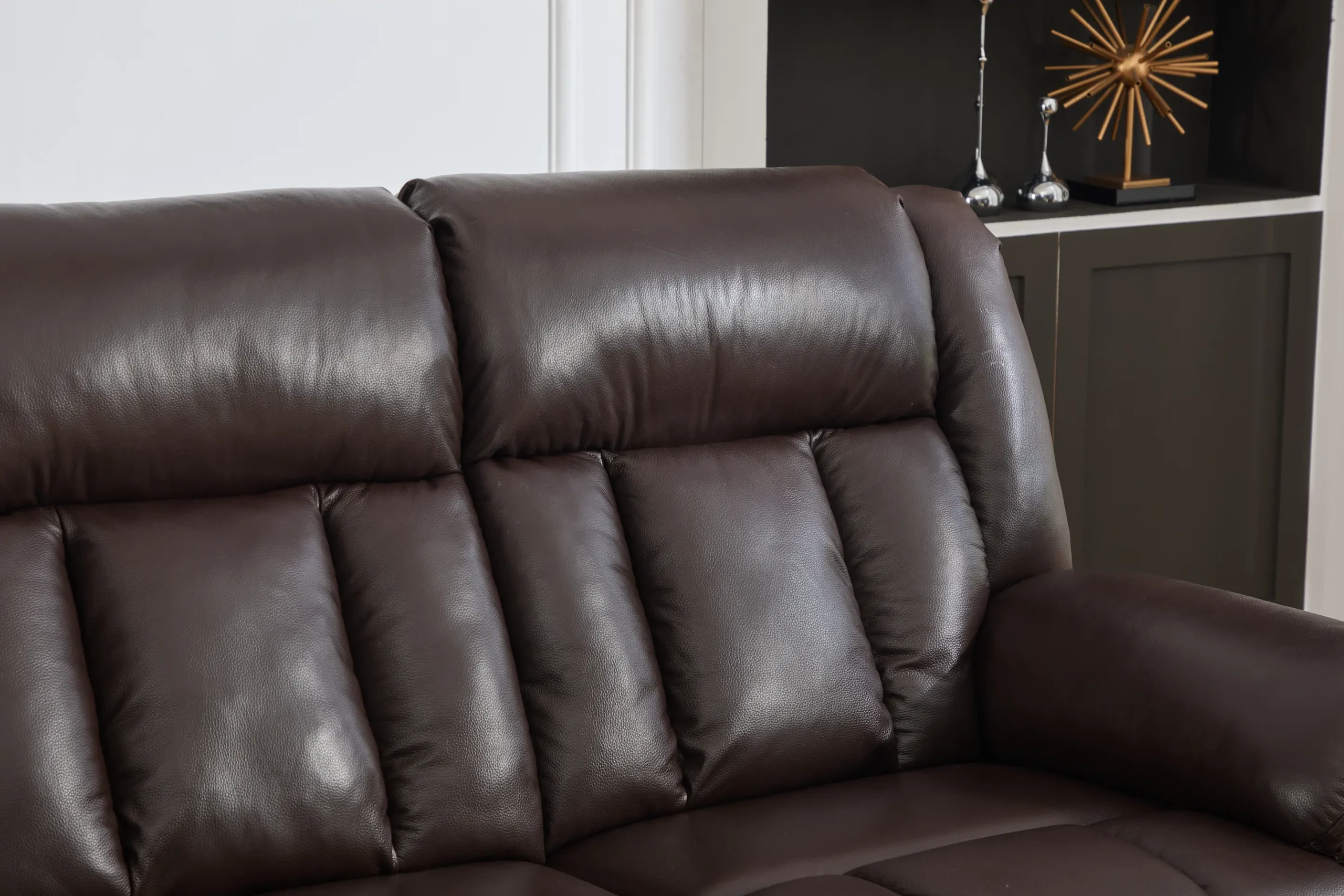trivietė odinė sofa su reglaineriais boss brown – 217x96xh107 cm