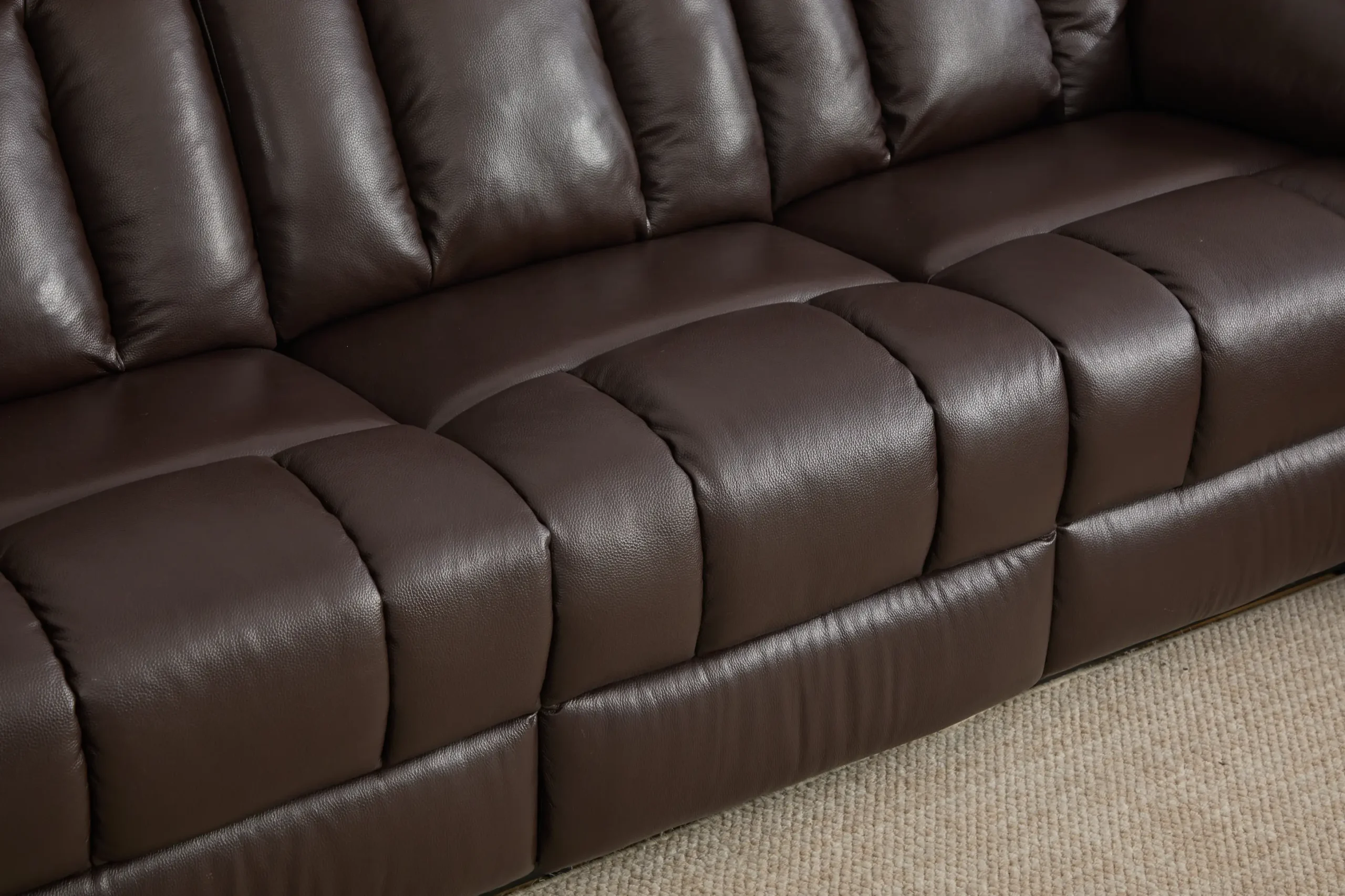 trivietė odinė sofa su reglaineriais boss brown – 217x96xh107 cm