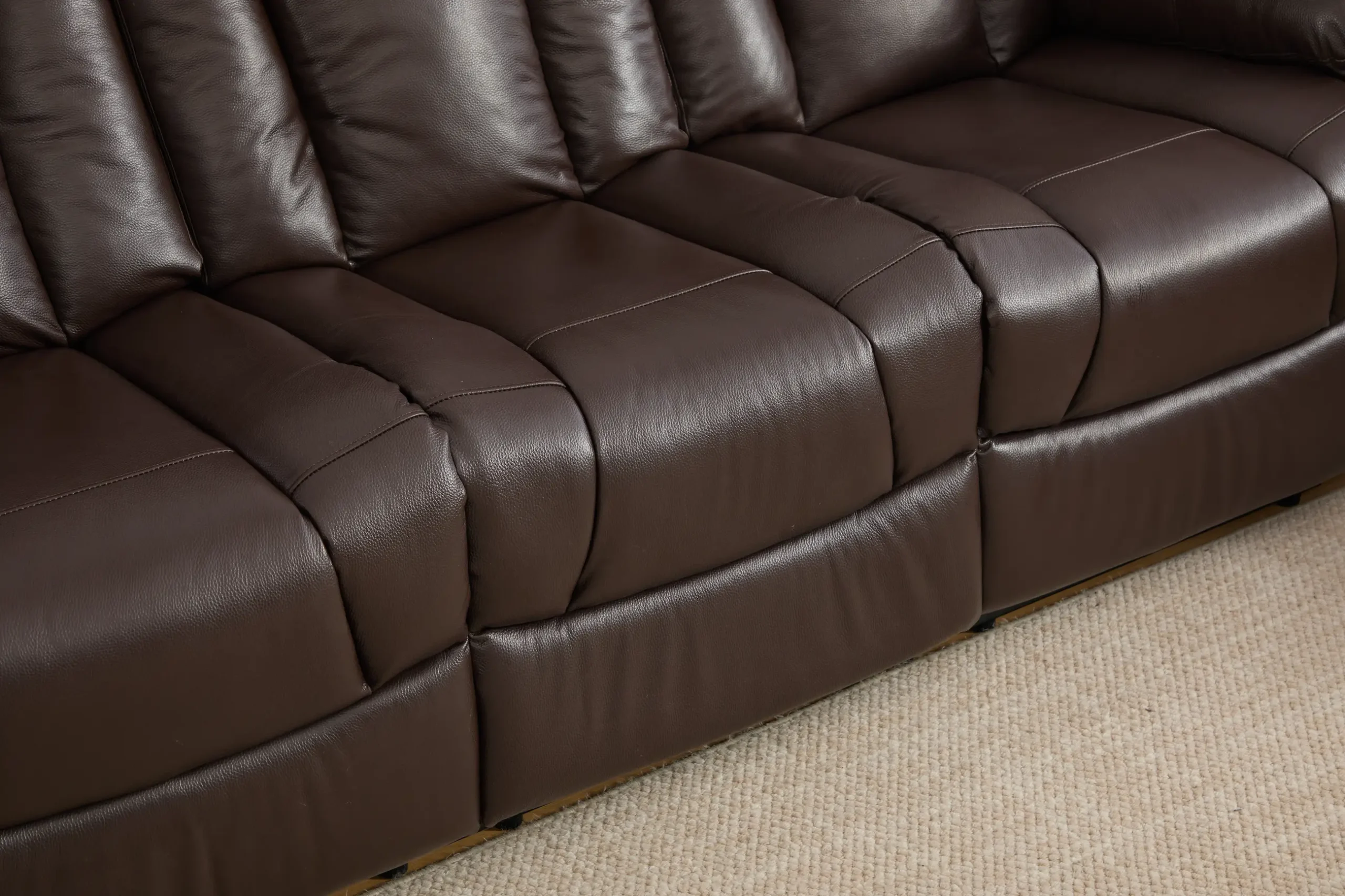 trivietė odinė sofa su reglaineriais verona brown – 218x96xh107 cm
